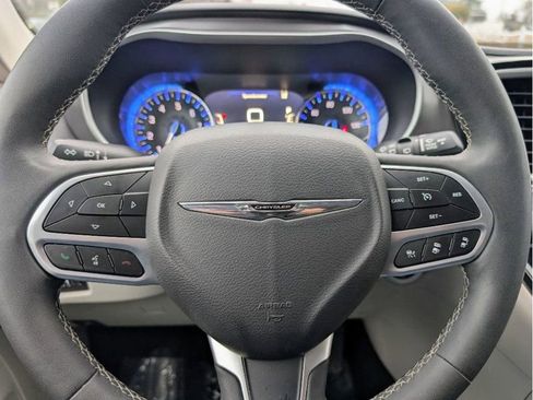 Used 2024 Chrysler Pacifica Touring-L image 19