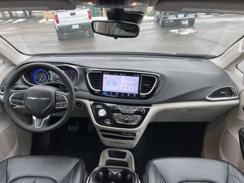 Used 2024 Chrysler Pacifica Touring-L FWD image 36