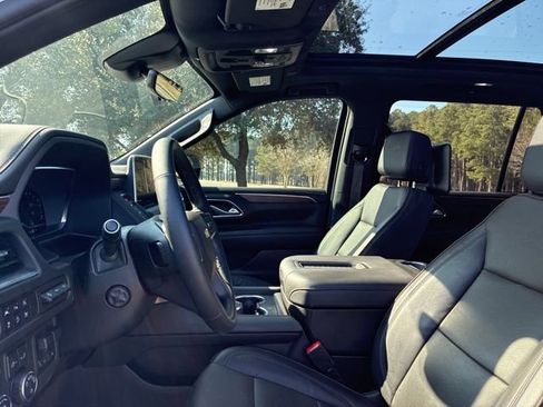 Used 2024 Chevrolet Suburban High Country image 21