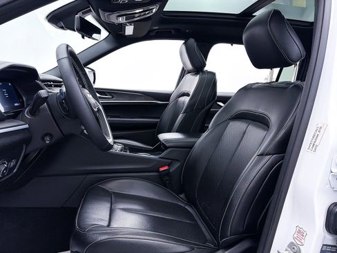 Used 2024 Jeep Grand Cherokee L Limited w/ Luxury Tech Group II image 18