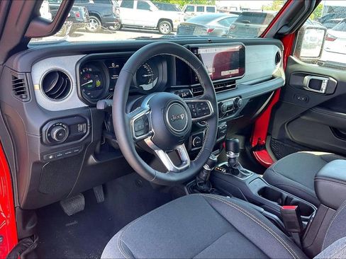 Used 2025 Jeep Wrangler Unlimited Sahara AWD/4WD image 5