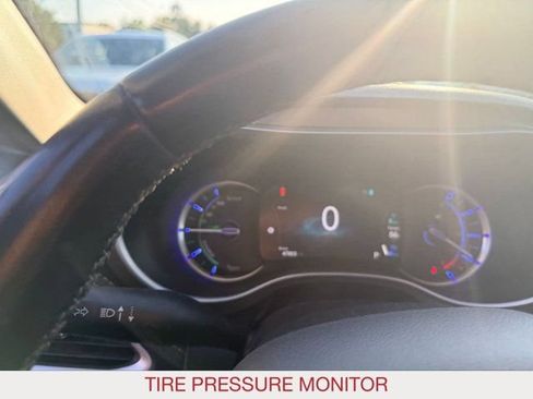 Used 2023 Chrysler Pacifica Touring-L FWD image 12