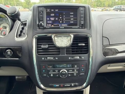 Used 2015 Chrysler Town & Country Touring-L w/ Driver Convenience Group FWD image 25