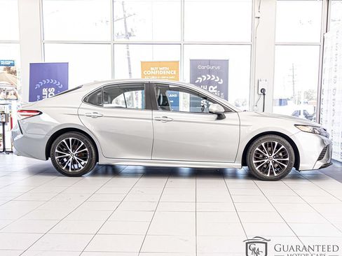 Used 2020 Toyota Camry SE FWD image 9
