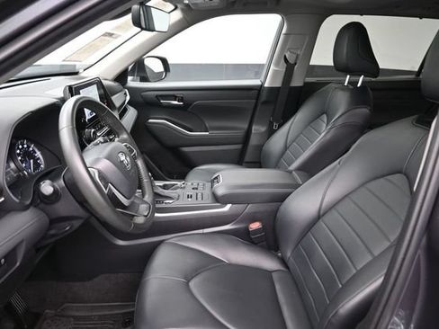 Used 2023 Toyota Highlander XLE AWD/4WD image 25