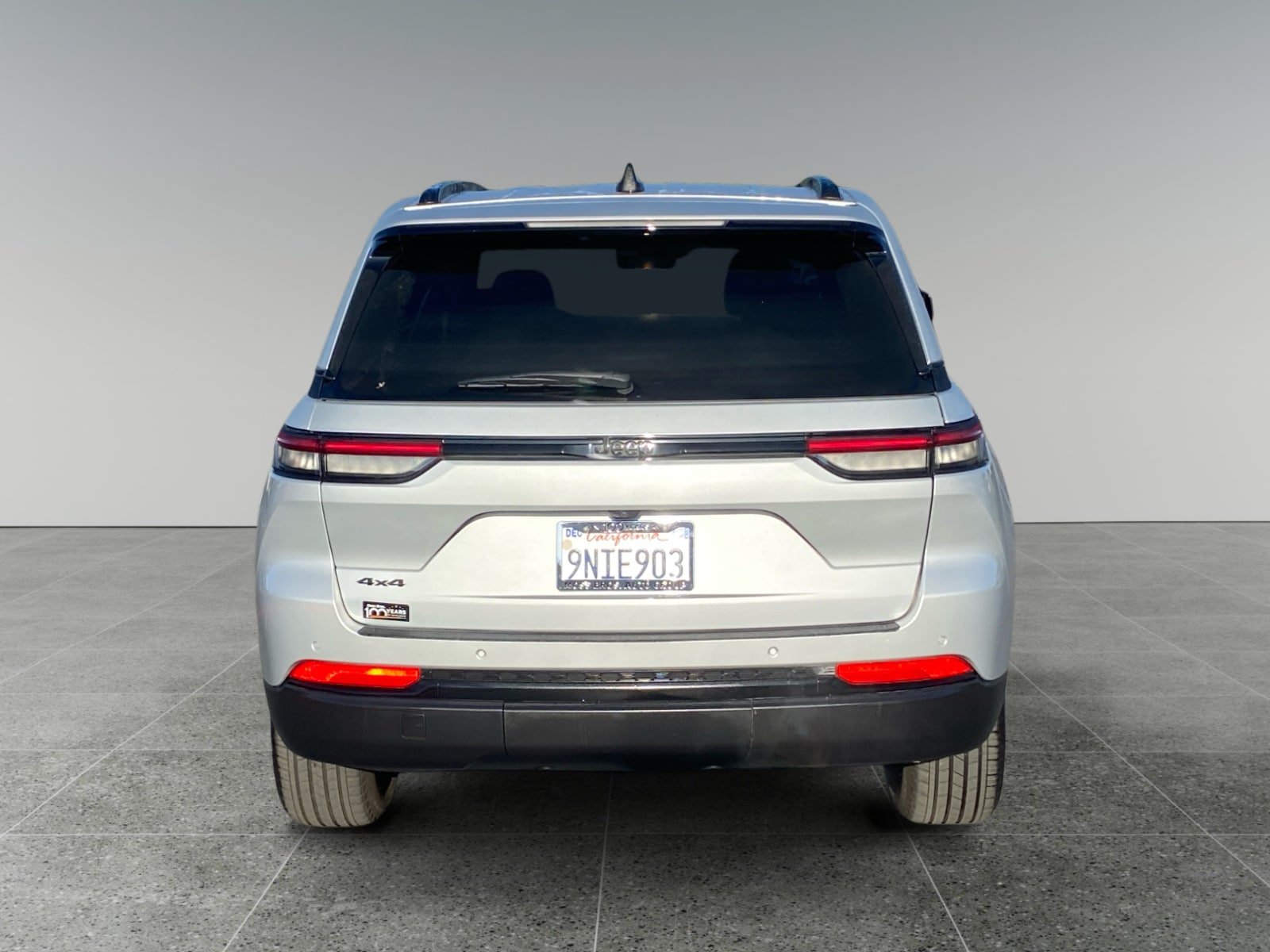 Used 2025 Jeep Grand Cherokee Altitude AWD/4WD image 4