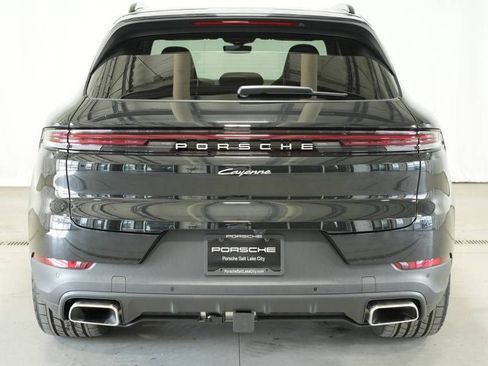 Certified 2025 Porsche Cayenne AWD/4WD image 12