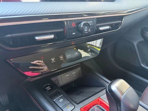 Certified 2025 Nissan Kicks SR image 21