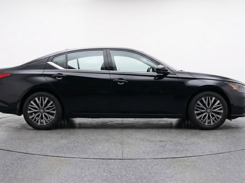 Used 2025 Nissan Altima 2.5 SV FWD image 11