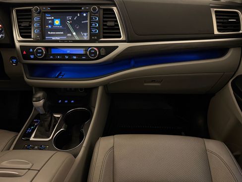 Used 2018 Toyota Highlander Limited Platinum AWD/4WD image 33