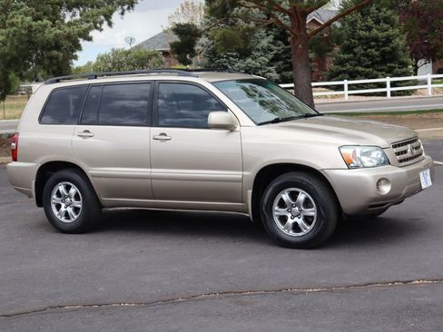 Used 2005 Toyota Highlander 2WD V6 w/ 3rd Row image 2