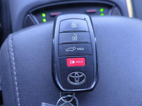 Used 2024 Toyota Venza Limited image 28