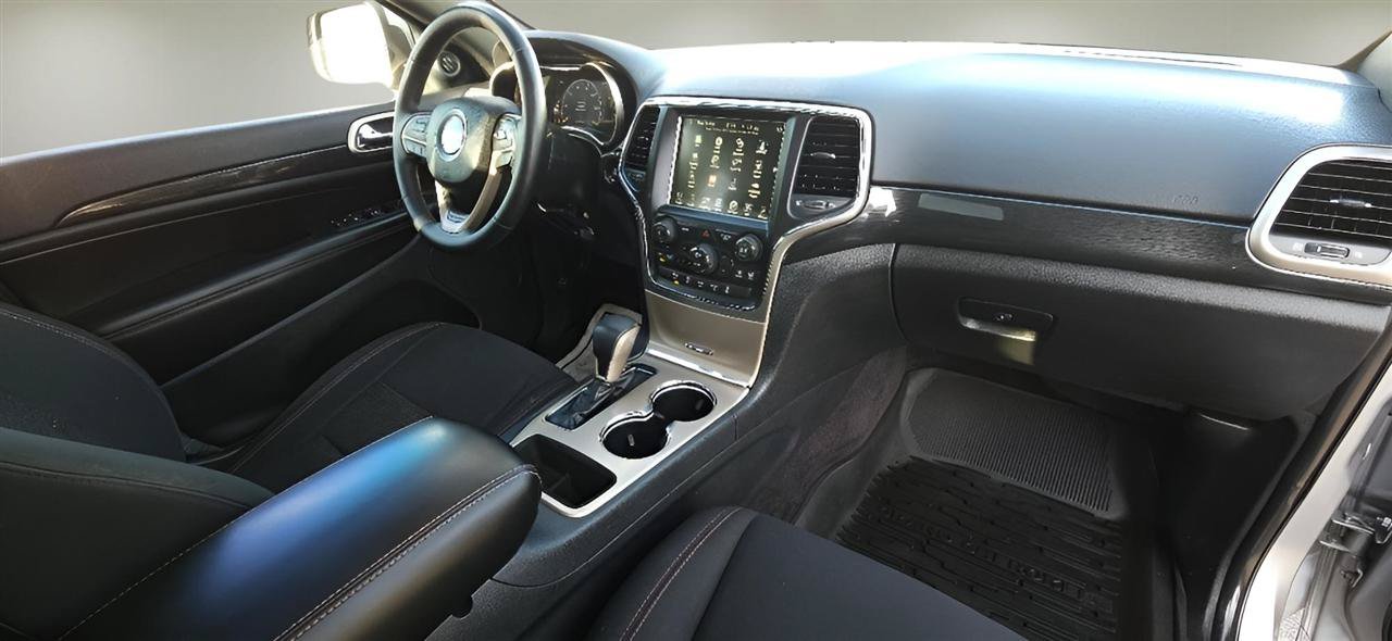 Used 2017 Jeep Grand Cherokee Laredo AWD/4WD image 34