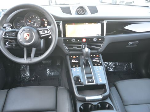 Certified 2025 Porsche Macan image 16