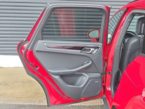 Certified 2022 Porsche Macan image 17