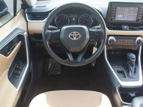Used 2019 Toyota RAV4 LE FWD image 5
