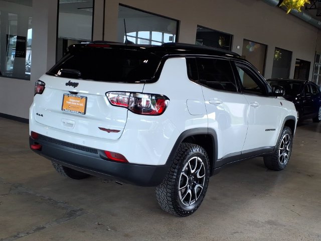 Used 2024 Jeep Compass Trailhawk AWD/4WD image 6