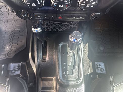 Used 2017 Jeep Wrangler Unlimited Rubicon AWD/4WD image 18
