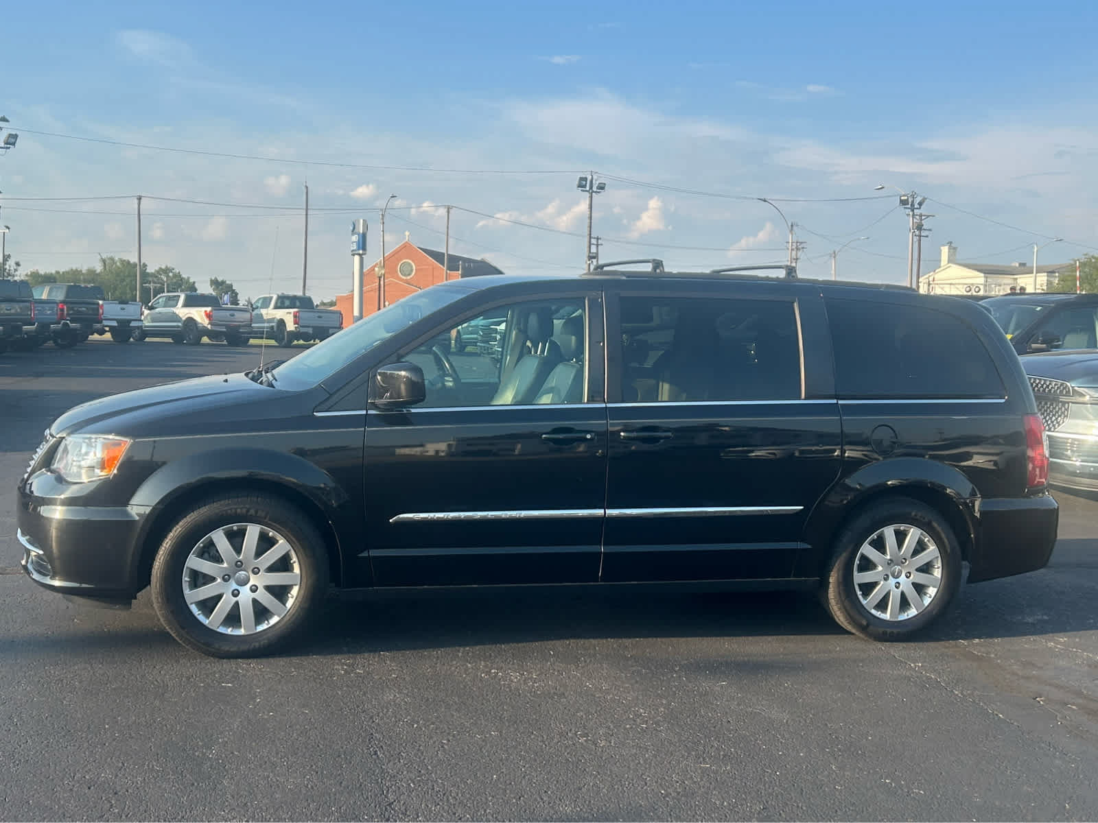 Used 2016 Chrysler Town & Country Touring FWD image 1