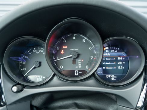 Certified 2025 Porsche Macan AWD/4WD image 27
