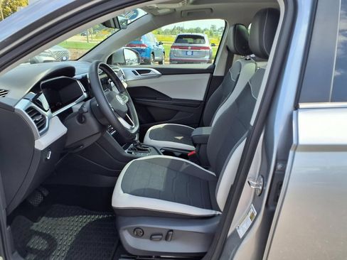 Certified 2025 Volkswagen Taos SE FWD image 10