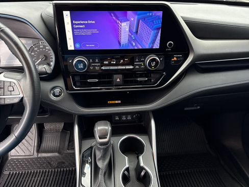 Used 2023 Toyota Highlander XLE FWD image 32