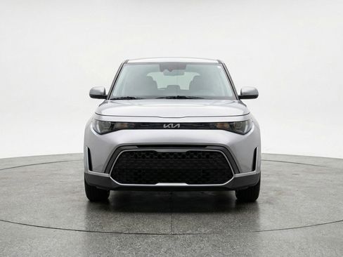 Used 2025 Kia Soul LX w/ LX Technology Package FWD image 2