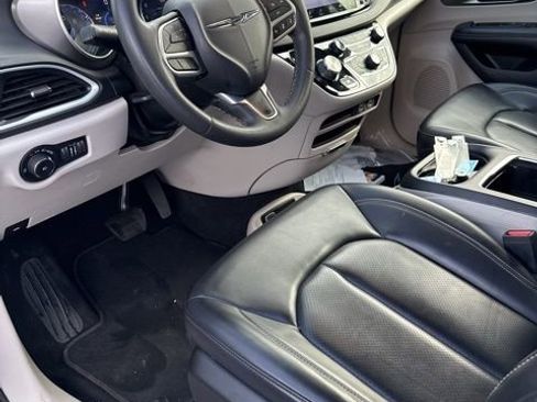 Used 2023 Chrysler Pacifica Touring-L image 5