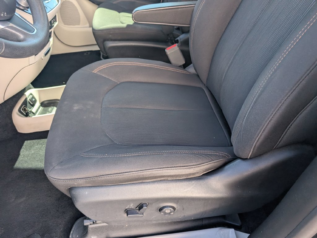 Used 2018 Chrysler Pacifica Touring FWD image 19