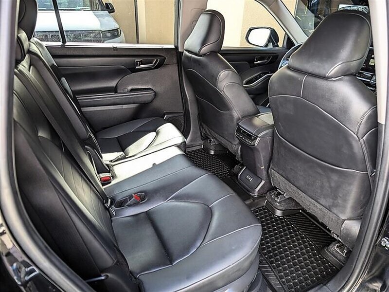 Used 2025 Toyota Highlander XLE AWD/4WD image 31