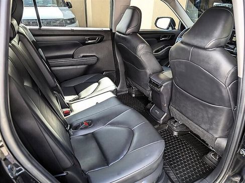 Used 2025 Toyota Highlander XLE AWD/4WD image 31