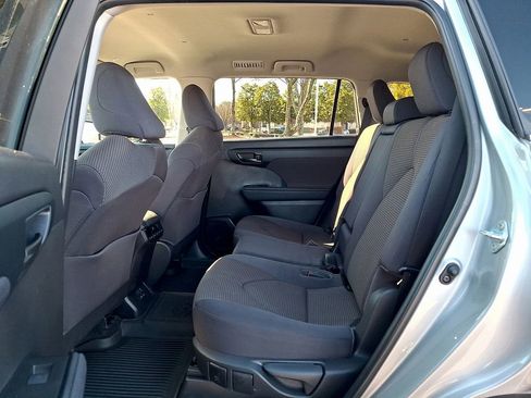 Used 2023 Toyota Highlander L image 10