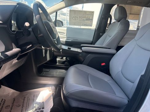 New 2026 Toyota Sienna XLE FWD image 4