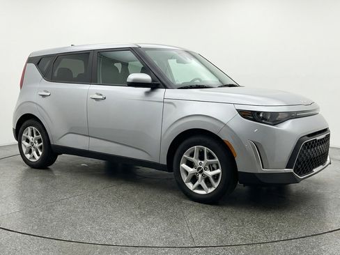 Used 2025 Kia Soul LX w/ LX Technology Package FWD image 1