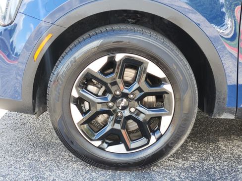 Certified 2025 Kia Sorento S FWD image 9