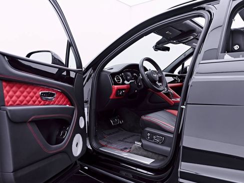 Used 2023 Bentley Bentayga AWD/4WD image 34