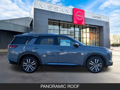 New 2025 Nissan Pathfinder Platinum w/ Cargo Package image 6