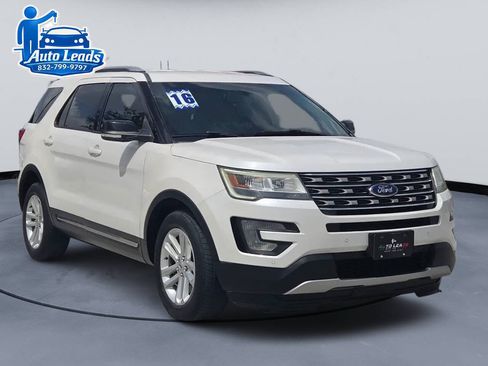 Used 2016 Ford Explorer XLT w/ Equipment Group 202A FWD image 2