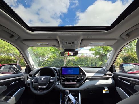 New 2026 Toyota Highlander Limited AWD/4WD image 4