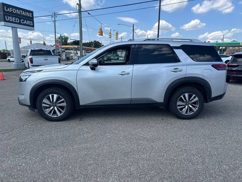 Used 2025 Nissan Pathfinder SL AWD/4WD image 2