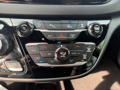 Used 2025 Chrysler Pacifica Select FWD image 17