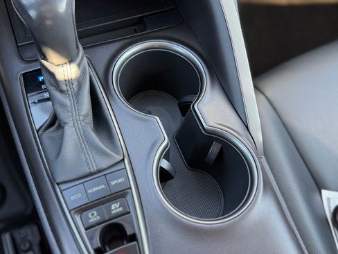 Used 2022 Toyota Camry SE image 19