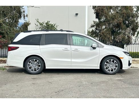 New 2026 Honda Odyssey Touring image 3