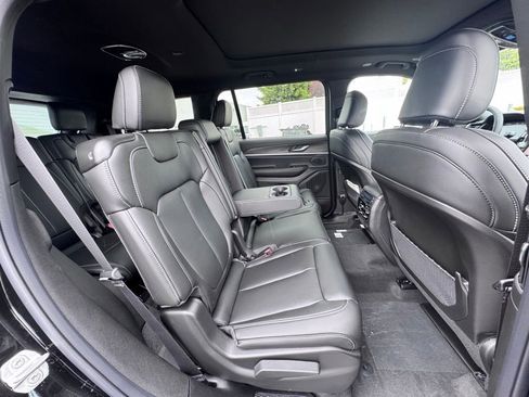 New 2026 Jeep Grand Cherokee L Limited w/ Limited Altitude Package AWD/4WD image 21