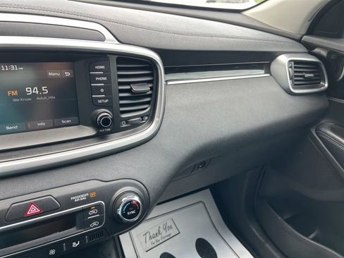 Used 2019 Kia Sorento AWD V6 image 4