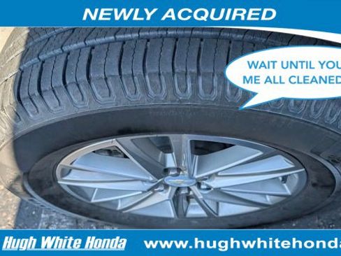 Used 2023 Chevrolet Traverse LT image 1