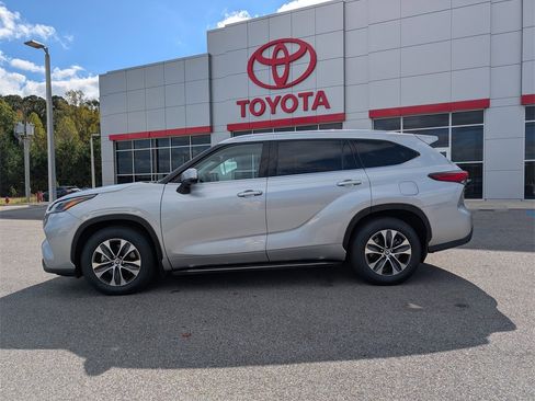 Used 2021 Toyota Highlander XLE image 2