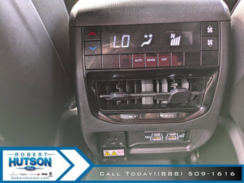 Used 2023 Jeep Grand Cherokee L Laredo image 15