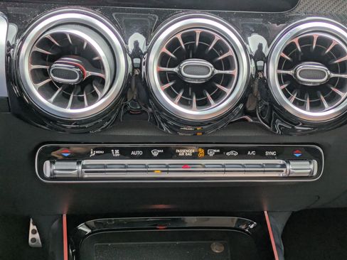 Used 2022 Mercedes-Benz GLB 35 AMG 4MATIC image 23