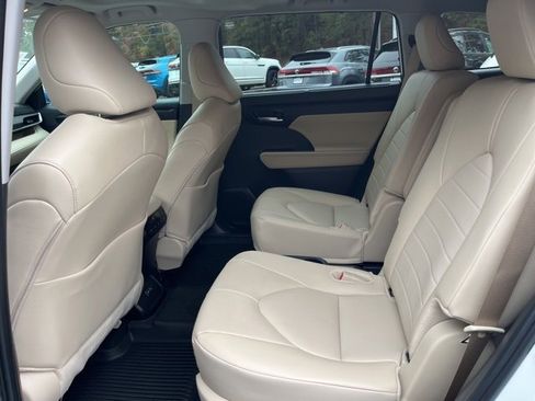 Used 2025 Toyota Highlander XLE image 13